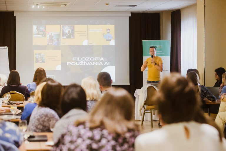 Peter Hric prednáša učiteľom na školení EDU AI